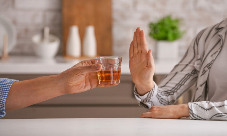 چطور ترک الکل در خانه بصورت ایمن انجام میشود؟